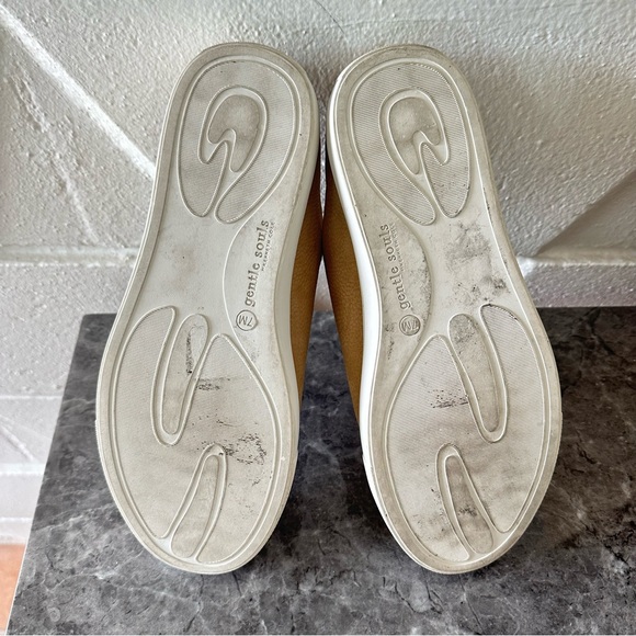 GENTLE SOULS by Kenneth Cole “Rory Ruffle Mule” - Picture 6 of 13